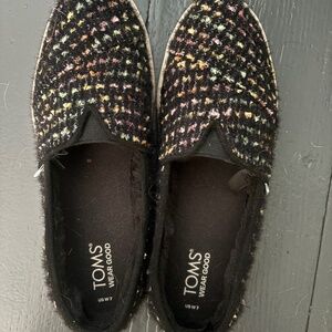 Size7 Tom’s slip on multi color tennis shoe